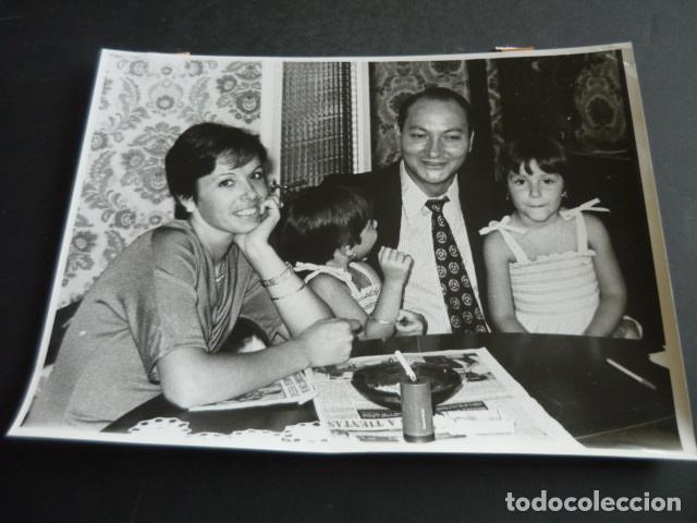 Fotografia antica: AGRACIADOS SORTEO DE VERANO LOTERIA NACIONAL FOTOGRAFIA ORIGINAL 18 X 24 CM