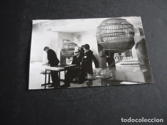 Fotograf&iacute;a antigua: MADRID BOMBOS SORTEOS LOTERIA NACIONAL FOTOGRAFIA ORIGINAL 9 X 13 CM