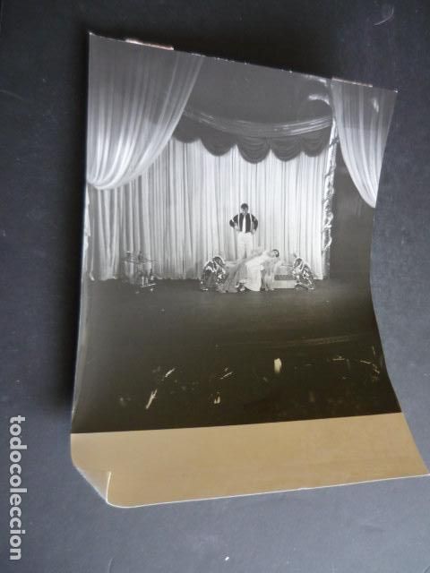 Fotograf&iacute;a antigua: MADRID TEATRO ESLAVA REVISTA LA BELLA DE TEXAS NATI MISTRAL ANTIGUA FOTOGRAFIA ORIGINAL 18 X 24 CM