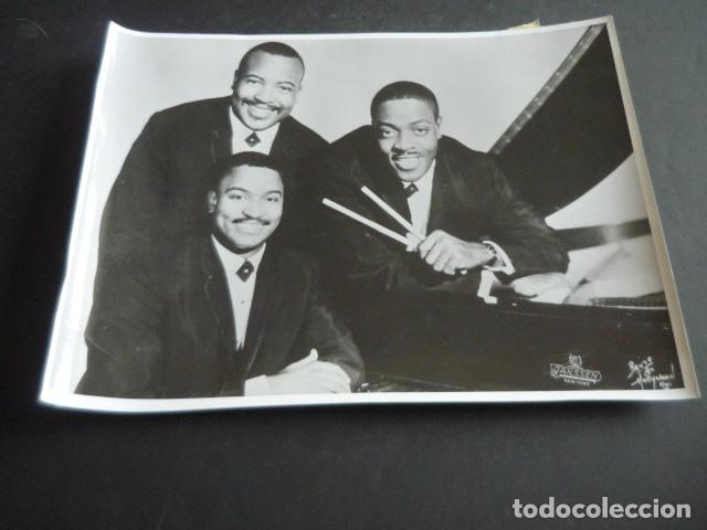 Fotografia antica: THE THREE SOUNDS CONJUNTO DE JAZZ ANTIGUA FOTOGRAFIA ORIGINAL 18 X 24 CM