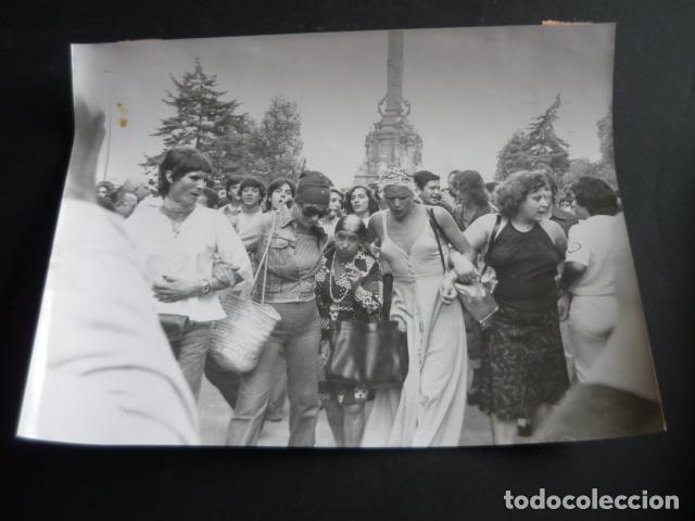 Fotografia antica: BARCELONA MANIFESTACION HOMOSEXUALES GAY ORGULLO 1977 ANTIGUA FOTOGRAFIA ORIGINAL 18 X 24 CM