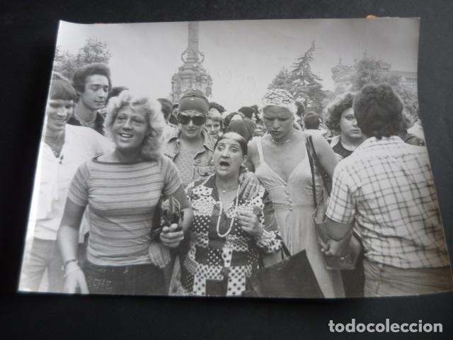 Antique Photography: BARCELONA MANIFESTACION HOMOSEXUALES GAY ORGULLO 1977 ANTIGUA FOTOGRAFIA ORIGINAL 18 X 24 CM