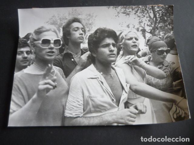 Antique Photography: BARCELONA MANIFESTACION HOMOSEXUALES GAY ORGULLO 1977 ANTIGUA FOTOGRAFIA ORIGINAL 18 X 24 CM
