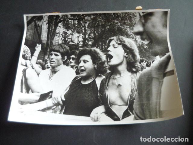 Antique Photography: BARCELONA MANIFESTACION HOMOSEXUALES GAY ORGULLO 1977 ANTIGUA FOTOGRAFIA ORIGINAL 18 X 24 CM