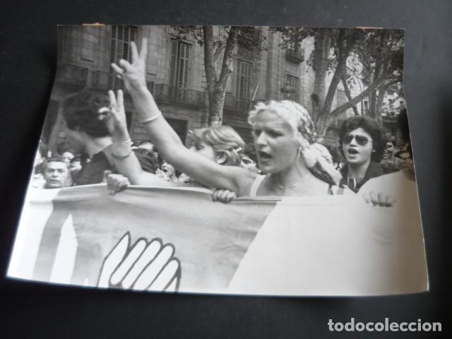Antique Photography: BARCELONA MANIFESTACION HOMOSEXUALES GAY ORGULLO 1977 ANTIGUA FOTOGRAFIA ORIGINAL 18 X 24 CM