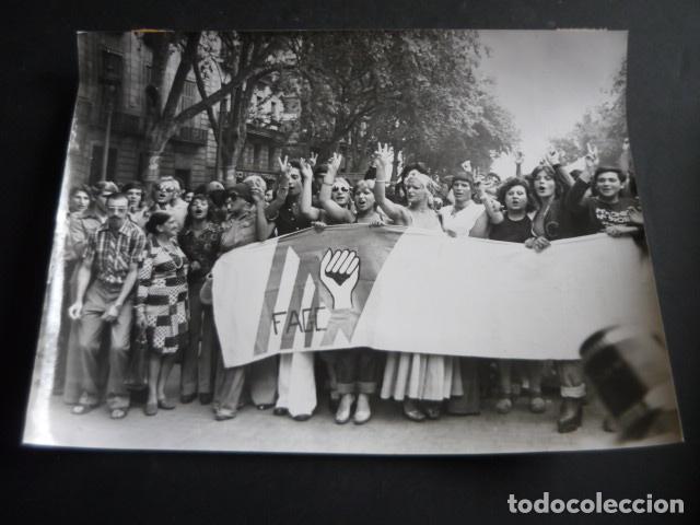 Antique Photography: BARCELONA MANIFESTACION HOMOSEXUALES GAY ORGULLO 1977 ANTIGUA FOTOGRAFIA ORIGINAL 18 X 24 CM