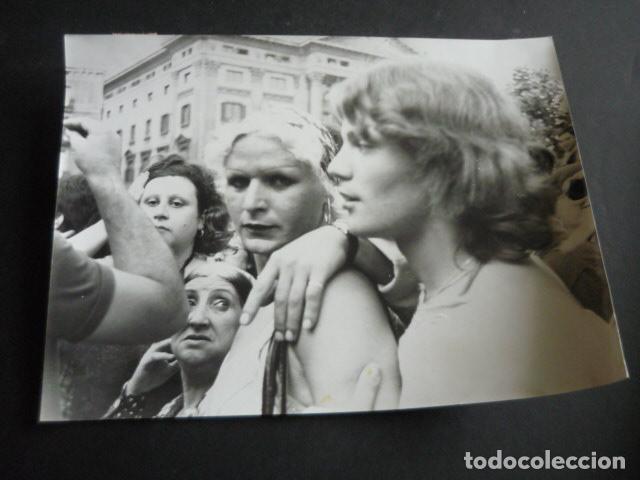Antique Photography: BARCELONA MANIFESTACION HOMOSEXUALES GAY ORGULLO 1977 ANTIGUA FOTOGRAFIA ORIGINAL 18 X 24 CM