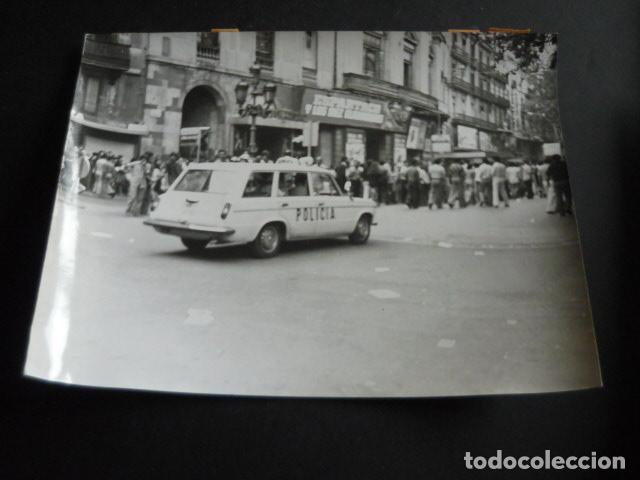 Antique Photography: BARCELONA MANIFESTACION HOMOSEXUALES GAY ORGULLO 1977 ANTIGUA FOTOGRAFIA ORIGINAL 18 X 24 CM