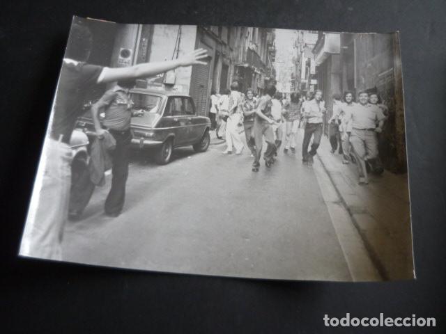 Antique Photography: BARCELONA MANIFESTACION HOMOSEXUALES GAY ORGULLO 1977 ANTIGUA FOTOGRAFIA ORIGINAL 18 X 24 CM
