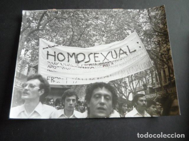 Antique Photography: BARCELONA MANIFESTACION HOMOSEXUALES GAY ORGULLO 1977 ANTIGUA FOTOGRAFIA ORIGINAL 18 X 24 CM