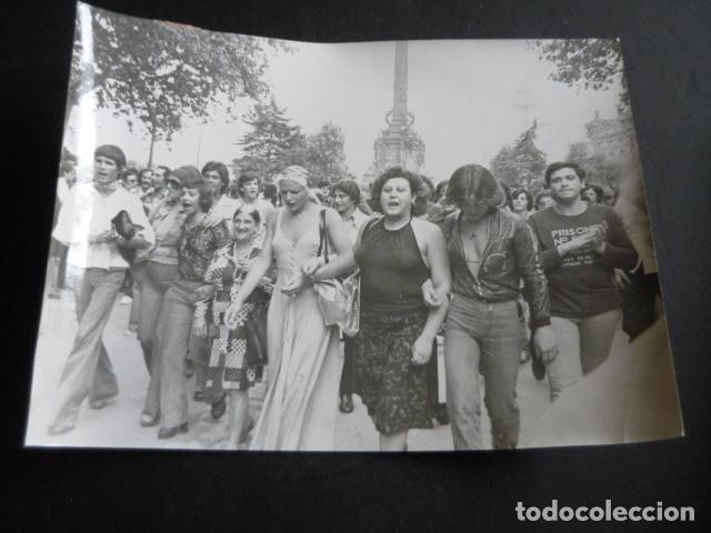 Antique Photography: BARCELONA MANIFESTACION HOMOSEXUALES GAY ORGULLO 1977 ANTIGUA FOTOGRAFIA ORIGINAL 18 X 24 CM