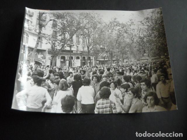 Antique Photography: BARCELONA MANIFESTACION HOMOSEXUALES GAY ORGULLO 1977 ANTIGUA FOTOGRAFIA ORIGINAL 18 X 24 CM