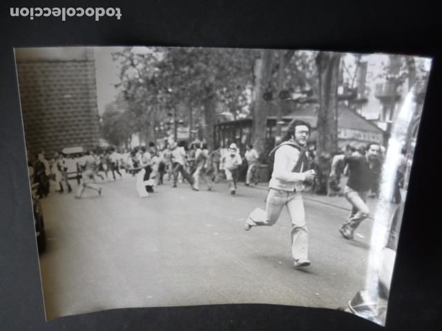 Antique Photography: BARCELONA MANIFESTACION HOMOSEXUALES GAY ORGULLO 1977 ANTIGUA FOTOGRAFIA ORIGINAL 18 X 24 CM