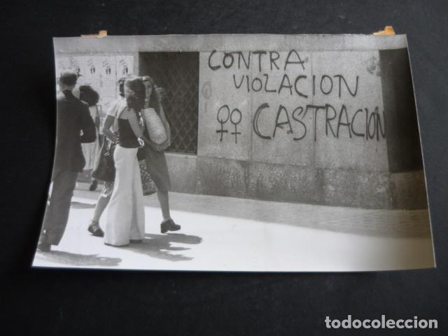 Alte Fotografie: BARCELONA PINTADA CONTRA VIOLACIONES 1977 ANTIGUA FOTOGRAFIA ORIGINAL 18 X 12 CM