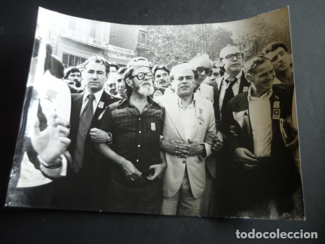 Fotografia antiga: BARCELONA MANIFESTACION DIADA NACIONAL CATALU&Ntilde;A 1977 ANTIGUA FOTOGRAFIA ORIGINAL 18 X 24 CM