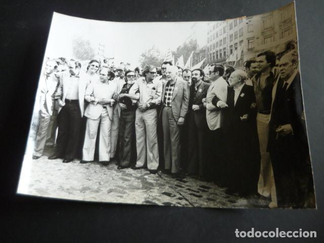 Antique Photography: BARCELONA MANIFESTACION DIADA NACIONAL CATALU&Ntilde;A 1977 ANTIGUA FOTOGRAFIA ORIGINAL 18 X 24 CM