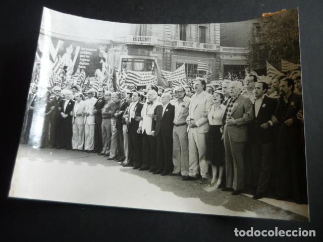 Fotograf&iacute;a antigua: BARCELONA MANIFESTACION DIADA NACIONAL CATALU&Ntilde;A 1977 ANTIGUA FOTOGRAFIA ORIGINAL 18 X 24 CM
