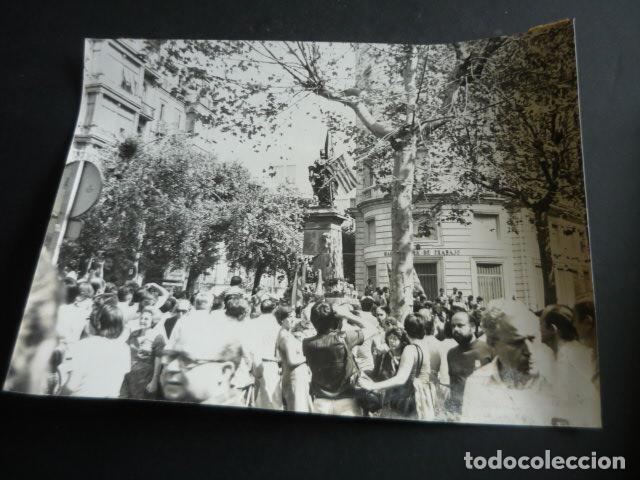 Antique Photography: BARCELONA MANIFESTACION DIADA NACIONAL CATALU&Ntilde;A 1977 ANTIGUA FOTOGRAFIA ORIGINAL 18 X 24 CM