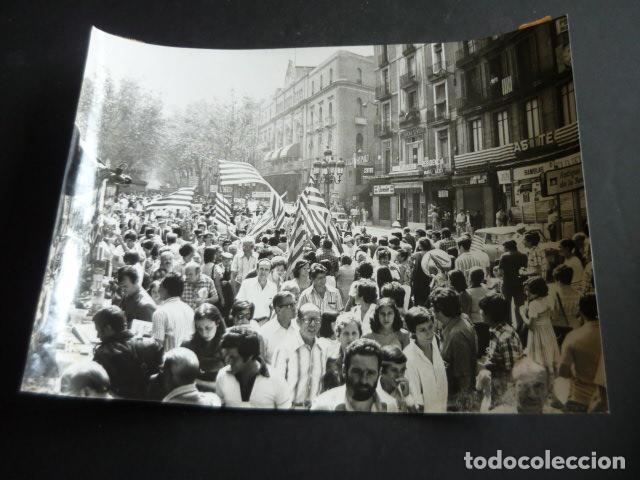 Fotografia antica: BARCELONA MANIFESTACION DIADA NACIONAL CATALU&Ntilde;A 1977 ANTIGUA FOTOGRAFIA ORIGINAL 18 X 24 CM