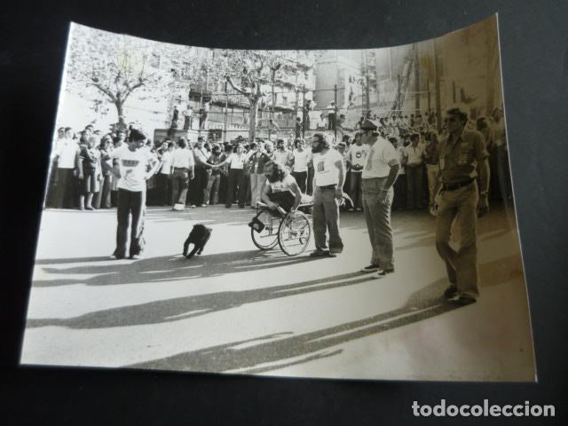 Fotografia antiga: BARCELONA MANIFESTACION DIADA NACIONAL CATALU&Ntilde;A 1977 ANTIGUA FOTOGRAFIA ORIGINAL 18 X 24 CM