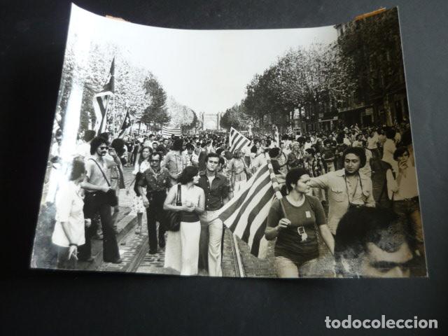 Alte Fotografie: BARCELONA MANIFESTACION DIADA NACIONAL CATALU&Ntilde;A 1977 ANTIGUA FOTOGRAFIA ORIGINAL 18 X 24 CM