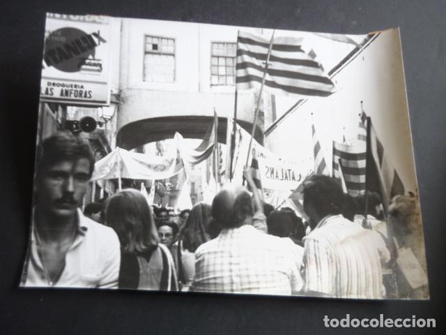 Photographie ancienne: BARCELONA MANIFESTACION DIADA NACIONAL CATALU&Ntilde;A 1977 ANTIGUA FOTOGRAFIA ORIGINAL 18 X 24 CM