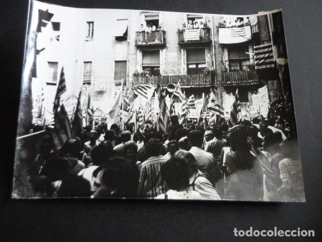 Fotograf&iacute;a antigua: BARCELONA MANIFESTACION DIADA NACIONAL CATALU&Ntilde;A 1977 ANTIGUA FOTOGRAFIA ORIGINAL 18 X 24 CM