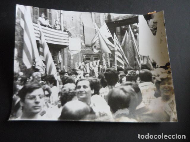Photographie ancienne: BARCELONA MANIFESTACION DIADA NACIONAL CATALU&Ntilde;A 1977 ANTIGUA FOTOGRAFIA ORIGINAL 18 X 24 CM