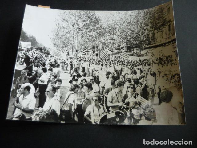 Fotografia antiga: BARCELONA MANIFESTACION DIADA NACIONAL CATALU&Ntilde;A 1977 ANTIGUA FOTOGRAFIA ORIGINAL 18 X 24 CM