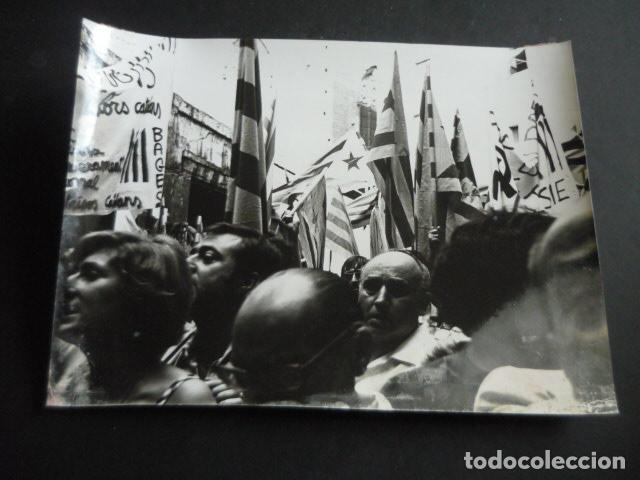 Photographie ancienne: BARCELONA MANIFESTACION DIADA NACIONAL CATALU&Ntilde;A 1977 ANTIGUA FOTOGRAFIA ORIGINAL 18 X 24 CM