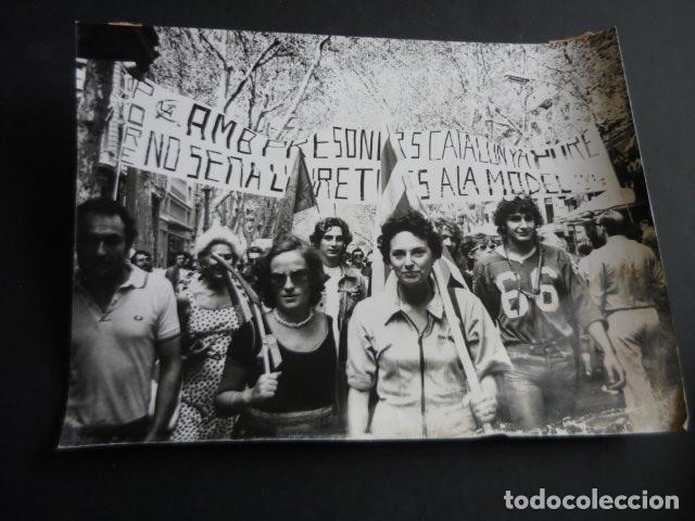 Fotograf&iacute;a antigua: BARCELONA MANIFESTACION DIADA NACIONAL CATALU&Ntilde;A 1977 ANTIGUA FOTOGRAFIA ORIGINAL 18 X 24 CM