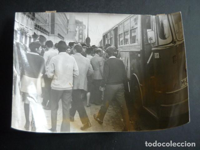 Alte Fotografie: MADRID MONCLOA AUTOBUSES SERVICIO UNIVERSITARIO 1970 ANTIGUA FOTOGRAFIA 18 X 24 CM