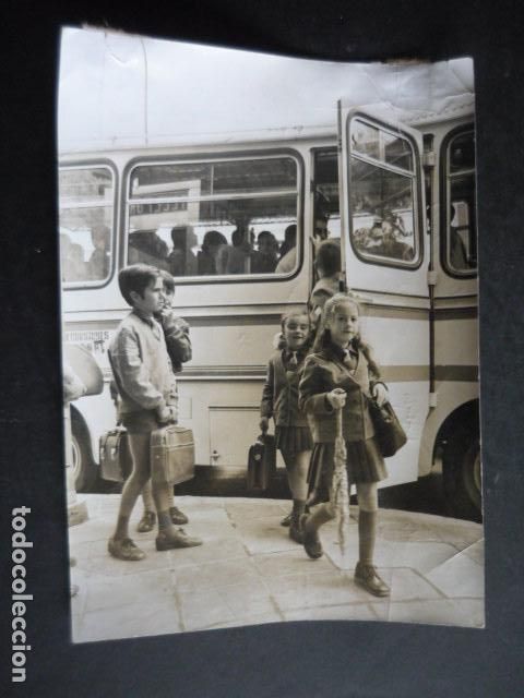 Fotografia antiga: MADRID AUTOBUSES ESCOLARES ANTIGUA FOTOGRAFIA 18 X 13 CM