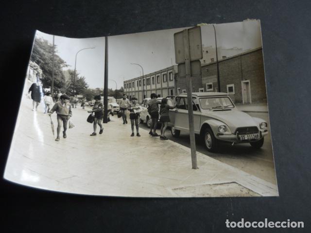 Fotografia antiga: MADRID AUTOBUSES ESCOLARES CITROEN DYANE MATRICULA SS SAN SEBASTIAN ANTIGUA FOTOGRAFIA 18 X 13 CM