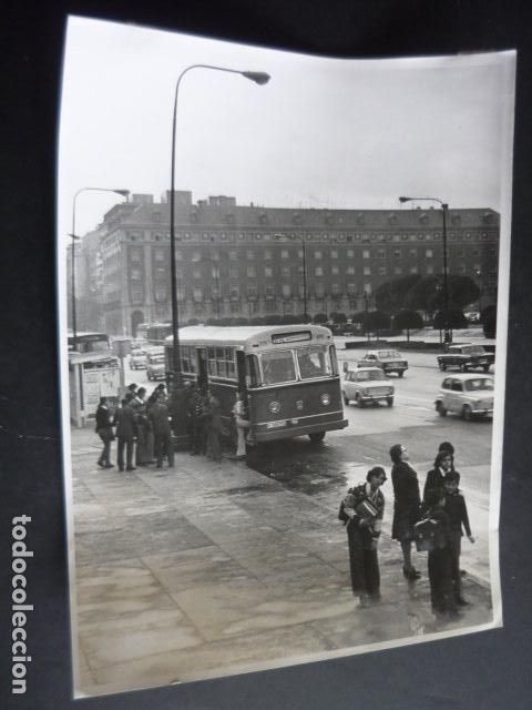 Antique Photography: MADRID MONCLOA AUTOBUSES CIUDAD UNIVERISTARIA ANTIGUA FOTOGRAFIA 18 X 24 CM