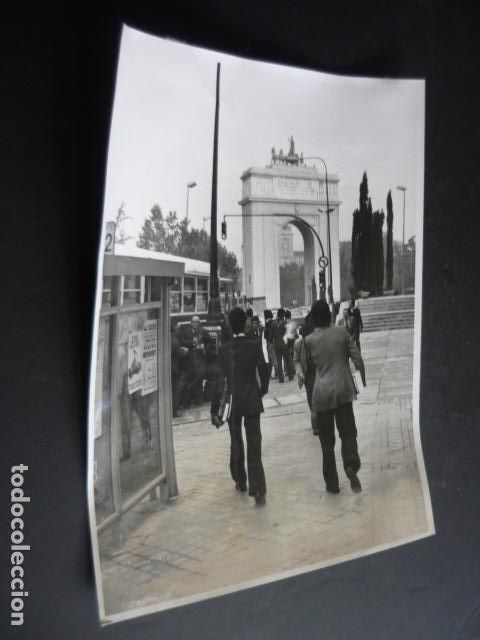 Antique Photography: MADRID MONCLOA AUTOBUSES CIUDAD UNIVERISTARIA ANTIGUA FOTOGRAFIA 18 X 24 CM