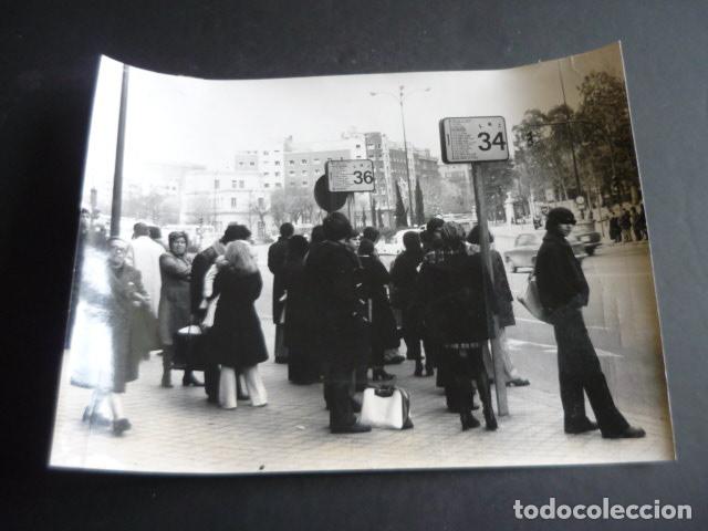 Antique Photography: MADRID GLORIETA DE EMBAJADORES PARADA AUTOBUSES ANTIGUA FOTOGRAFIA 18 X 24 CM