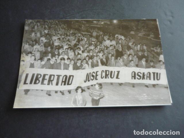Fotografia antica: BEASAIN GUIPUZCOA MANIFESTACION CRUZ LARRA&Ntilde;AGA ETA TERRORISMO ANTIGUA FOTOGRAFIA 18 X 13 CM