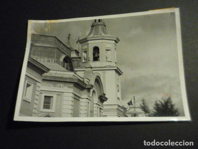Antique Photography: EL PARDO MADRID SALIDA DEFINITIVA DE CARMEN POLO DEL PALACIO 1976 ANTIGUA FOTOGRAFIA 9 X 13 CM