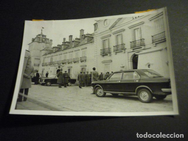Alte Fotografie: EL PARDO MADRID SALIDA DEFINITIVA DE CARMEN POLO DEL PALACIO 1976 ANTIGUA FOTOGRAFIA 9 X 13 CM