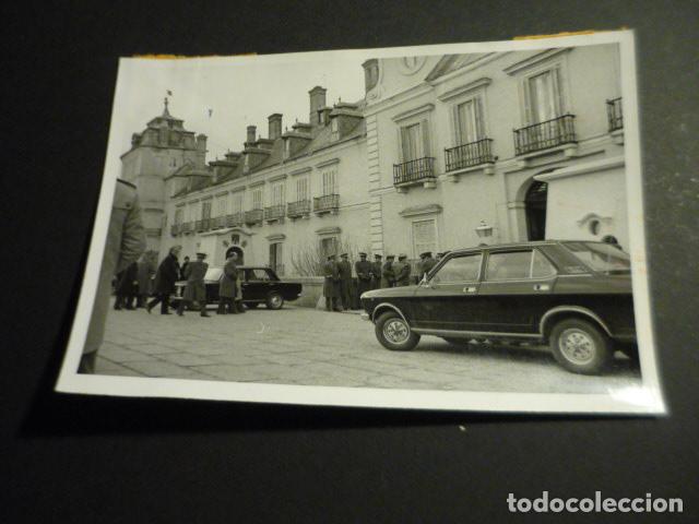 Alte Fotografie: EL PARDO MADRID SALIDA DEFINITIVA DE CARMEN POLO DEL PALACIO 1976 ANTIGUA FOTOGRAFIA 9 X 13 CM