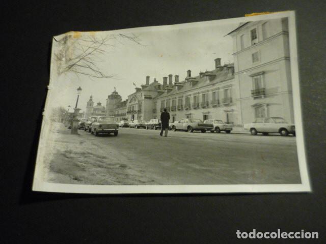 Alte Fotografie: EL PARDO MADRID SALIDA DEFINITIVA DE CARMEN POLO DEL PALACIO 1976 ANTIGUA FOTOGRAFIA 9 X 13 CM