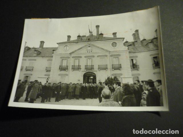 Fotograf&iacute;a antigua: EL PARDO MADRID SALIDA DEFINITIVA DE CARMEN POLO DEL PALACIO 1976 ANTIGUA FOTOGRAFIA 9 X 13 CM