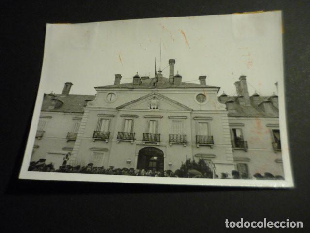 Alte Fotografie: EL PARDO MADRID SALIDA DEFINITIVA DE CARMEN POLO DEL PALACIO 1976 ANTIGUA FOTOGRAFIA 9 X 13 CM