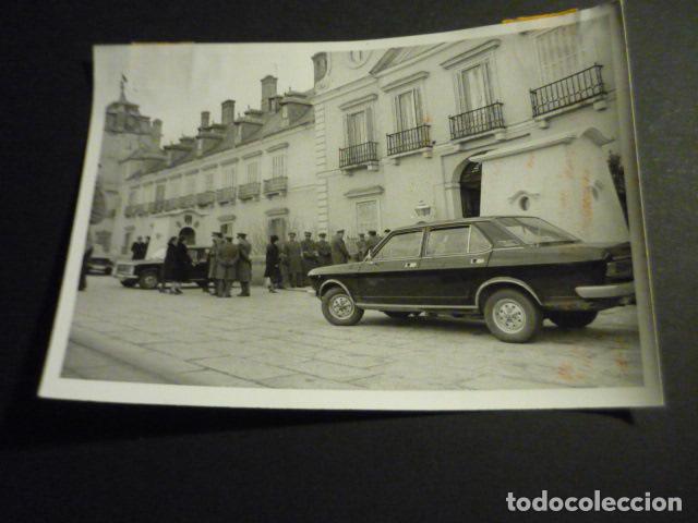 Fotografia antiga: EL PARDO MADRID SALIDA DEFINITIVA DE CARMEN POLO DEL PALACIO 1976 ANTIGUA FOTOGRAFIA 9 X 13 CM