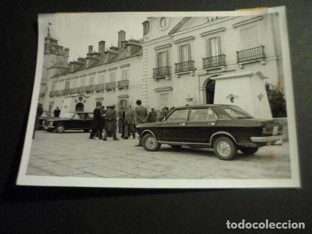 Fotografia antiga: EL PARDO MADRID SALIDA DEFINITIVA DE CARMEN POLO DEL PALACIO 1976 ANTIGUA FOTOGRAFIA 9 X 13 CM