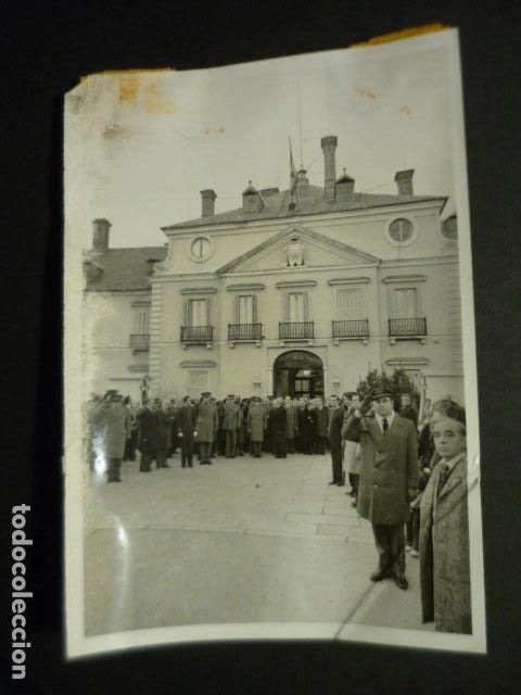 Fotograf&iacute;a antigua: EL PARDO MADRID SALIDA DEFINITIVA DE CARMEN POLO DEL PALACIO 1976 ANTIGUA FOTOGRAFIA 9 X 13 CM