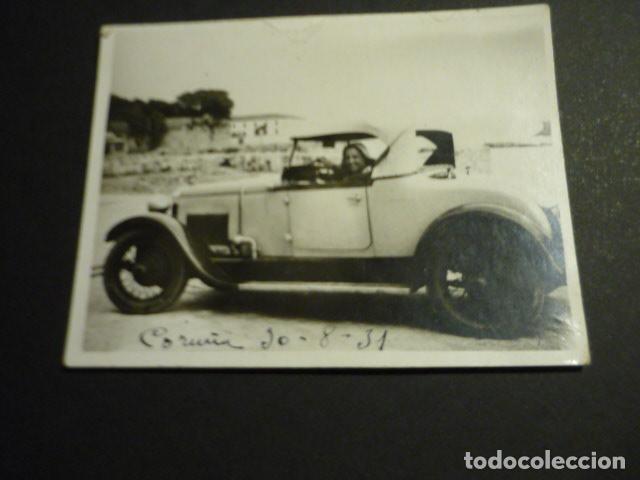 Fotografia antiga: LA CORU&Ntilde;A 1931 MUJER E AUTOMOVIL ANTIGUA FOTOGRAFIA 9 X 7,5 CM