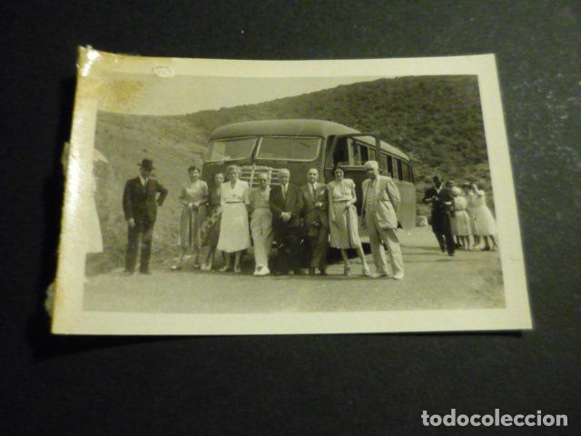 Fotograf&iacute;a antigua: GUADALUPE CACERES AUTOBUS ANTIGUA FOTOGRAFIA 4,5 X 7 CM
