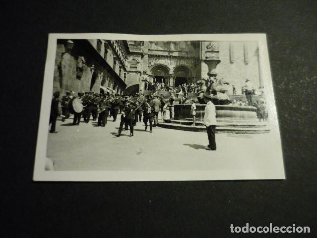 Fotograf&iacute;a antigua: SANTIAGO DE COMPOSTELA BANDA DE MUSICA ANTIGUA FOTOGRAFIA 4,5 X 7 CM